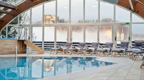 Hotel Lovec ili Hotel Kompas - Jesenska romantična ili obiteljska wellness bajka na Bledu, Bled, Slovenija - 350 EUR - 2x noćenje u dvokrevetnoj sobi za 2 osobe (1 dijete do 12 godina besplatno), Polupansion