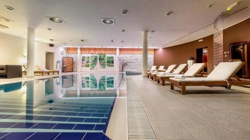 Hotel Punta Vodice - Obiteljska all inclusive light jesen s daškom wellnessa, Vodice, Hrvatska - 176 EUR - 2x noćenje u dvokrevetnoj Standard sobi s balkonom morska strana za 2 osobe (1 dijete do 11,99 godina i 2. dijete do 2,99 godina besplatno), All inclusive light