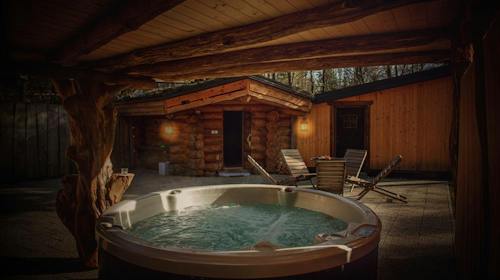 Camping Menina - Wellness & Spa - Romantično opuštanje u trajanju od 3 sata, Rečica ob Savinji, Slovenija - 99 EUR - Romantično opuštanje u eko spa centru u trajanju od 3 sata za 2 osobe, Korištenje spa zone s velikom finskom saunom na drva: veliki vanjski jacuzzi, prostor s bračnim krevetom, kupaonica i vanjska terasa, stolica za masažu