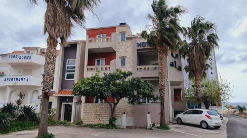 Classic Hotel Gala Podstrana - Dalmacija udvoje, Podstrana, Hrvatska - 90 EUR - 1x noćenje u Classic sobi s balkonom za 2 osobe, Buffet doručak
