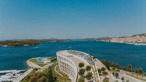 D-Resort Šibenik - Obiteljska jesenska bajka uz more, Šibenik, Hrvatska - 387 EUR - 3x noćenje u Superior sobi s pogledom na more za 2 osobe (1 dijete do 11,99 godina besplatno), Bogati buffet doručak