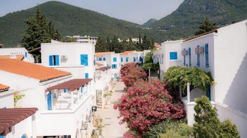 Hotel Slovenska plaža - Jesenski odmor u Budvi, Budva, Crna Gora - 349 EUR - 2x noćenje u Standard dvokrevetnoj sobi s dodatnim ležajem i balkonom za 3 osobe, Polupansion (buffet doručak i večera)