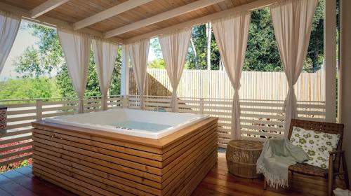 Camping Tina Vrsar - Jesen u Vrsaru - Deluxe mobilne kućice, Vrsar, Istra, Hrvatska - 318 EUR - 3x noćenje u mobilnoj kućici Deluxe s jacuzzijem za 4 osobe, Korištenje posteljine i ručnika