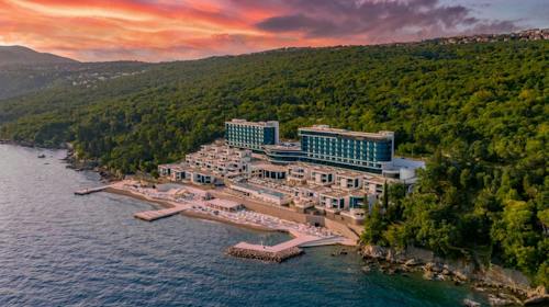 Hilton Rijeka Costabella Beach Resort & Spa - Obiteljski vikend odmor s doručkom, Rijeka, Hrvatska - 438 EUR - 2x noćenje u prostranoj One Bedroom Villa Suite s privatnom terasom i pogledom na more za 2 osobe (2 djece do 11,99 godina besplatno), Bogati buffet doručak u hotelskom restoranu The Kitchen