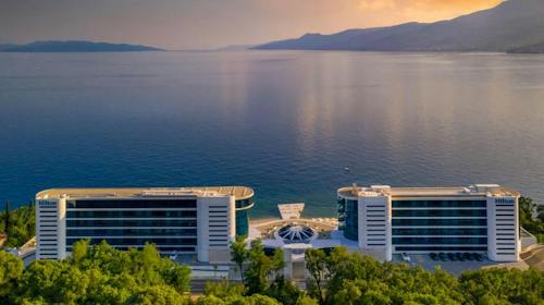 Hilton Rijeka Costabella Beach Resort & Spa - Obiteljski vikend odmor s polupansionom, Rijeka, Hrvatska - 648 EUR - 2x noćenje u prostranoj One Bedroom Villa Suite s privatnom terasom i pogledom na more za 2 osobe (2 djece do 11,99 godina besplatno), Polupansion