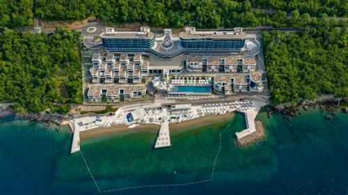 Hilton Rijeka Costabella Beach Resort & Spa - Obiteljski odmor tijekom tjedna s doručkom, Rijeka, Hrvatska - 408 EUR - 2x noćenje u prostranoj One Bedroom Villa Suite s privatnom terasom i pogledom na more za 2 osobe (2 djece do 11,99 godina besplatno), Bogati buffet doručak u hotelskom restoranu The Kitchen