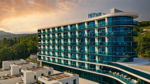 Hilton Rijeka Costabella Beach Resort & Spa - Obiteljski odmor tijekom tjedna s polupansionom, Rijeka, Hrvatska - 619 EUR - 2x noćenje u prostranoj One Bedroom Villa Suite s privatnom terasom i pogledom na more za 2 osobe (2 djece do 11,99 godina besplatno), Polupansion