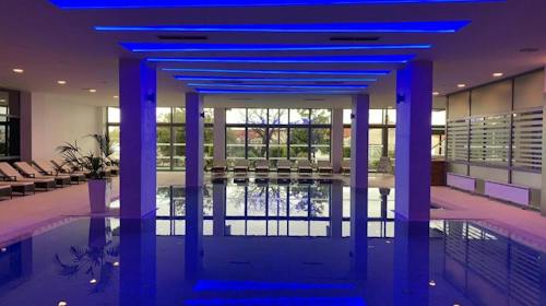 Hotel Katarina - Jesensko wellness opuštanje za velike obitelji u Selcu, Selce, Hrvatska - 429 EUR - 2x noćenje u Superior obiteljskoj sobi s francuskim balkonom (2 povezane sobe) za 2 osobe (4 djece do 11,99 godina besplatno), Polupansion