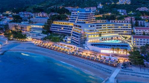 Medora Auri Family Beach Resort - Vrhunski odmor s grijanim vanjskim bazenom - Comfort rezidencija, Podgora, Hrvatska - 212 EUR - 2x noćenje u Comfort dvokrevetnoj sobi hotelske rezidencije za 2 osobe (1 dijete do 8,99 godina besplatno), Polupansion