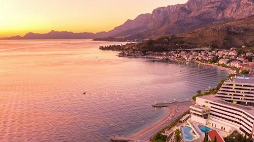 Medora Auri Family Beach Resort - Odmor u Dalmaciji uz korištenje vanjskih grijanih bazena - Comfort dvokrevetna soba u glavnoj zgradi, Podgora, Hrvatska - 228 EUR - 2x noćenje u Comfort dvokrevetnoj sobi u glavnoj zgradi za 2 osobe (1. dijete do 15,99 godina besplatno), Polupansion