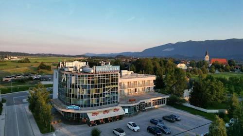 Hotel Krek - Obiteljski odmor, Lesce, Slovenija - 160 EUR - 2x noćenje u dvokrevetnoj sobi s balkonom za 2 osobe (2 djece do 11,99 godina besplatno), Doručak