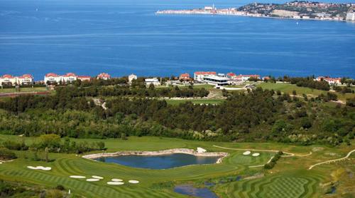 Rezidencija Skiper - Obiteljski vikend odmor, Savudrija, Hrvatska - 240 EUR - 2x noćenje u Deluxe Suite Imperial (4+2) apartmanu za 4 osobe (2 djece do 13,99 godina besplatno), Neograničeno korištenje teniskih terena i opreme