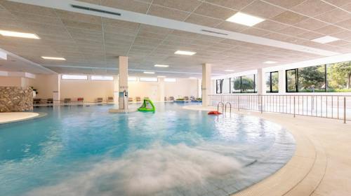 Hotel Pinija - Jesenska wellness čarolija i škola plivanja uz puni pansion, Petrčane, Hrvatska - 289 EUR - 2x noćenje u Premium sobi s balkonom za 2 osobe (1 dijete do 11,99 godina i 1 dijete do 3,99 godina besplatno), Puni pansion