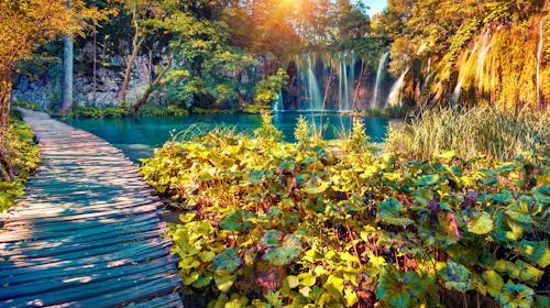 Hotel Jezero - Jesenska obiteljska priča na Plitvičkim jezerima s ulaznicama, Plitvička jezera, Hrvatska - 332 EUR - 2x noćenje u dvokrevetnoj Superior sobi za 2 osobe (1 dijete do 11,99 godina i 1 dijete do 4,99 godina besplatno), Polupansion