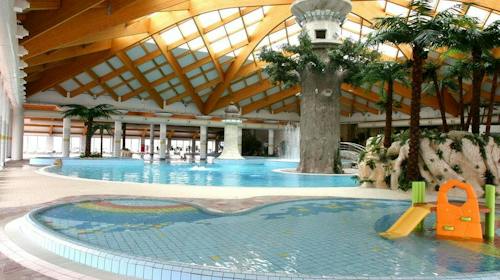 Hotel Hills Spa & Thermal Resort - Obiteljski paket wellnessa i zabave u Sarajevu, Sarajevo, Bosna i Hercegovina - 246 EUR - 2x noćenje u dvokrevetnoj Deluxe sobi za 2 osobe (1 dijete do 6 godina i 1 dijete do 12 godina besplatno), Doručak