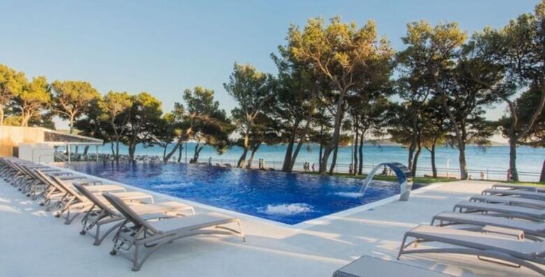 POSEBNA PONUDA! VODICE, Villa Arausana & Antonina 4* - 3 noćenja s polupansionom za 2 odraslih i 1 dijete do 11,99 godina ili 1 dijete starije od 12 godina + gratis paket za 1 dijete do 2,99 godina