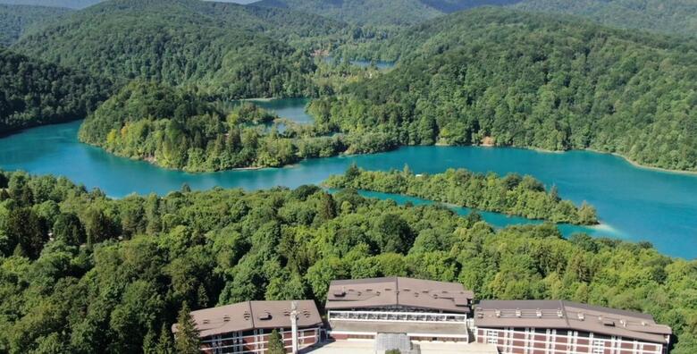 NP PLITVIČKA JEZERA - Jesenska obiteljska priča na Plitvicama uz 2 noćenja s polupansionom za 2 osobe i do 2 djece u Hotelu Jezero 3*